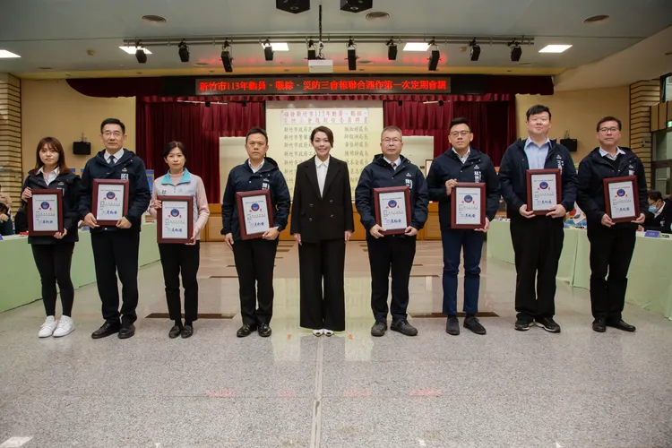 高虹巿頒發新任委員聘書。新竹市府提供