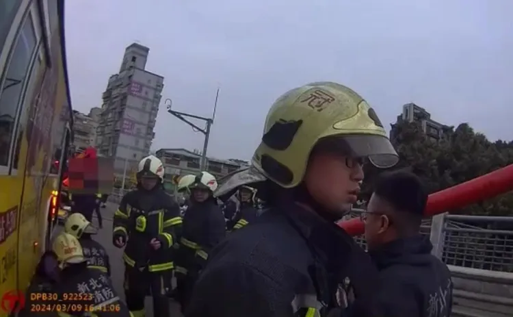 警消到場協助騎士脫困。翻攝畫面