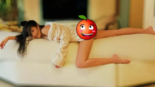 關穎「下衣失蹤」美炸了 學孩子趴沙發!這個美腿太犯規