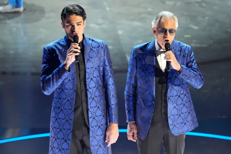 義大利男高音安德烈波伽利（右）與兒子馬提歐演唱《Time To Say Goodbye》追憶電影人。美聯社