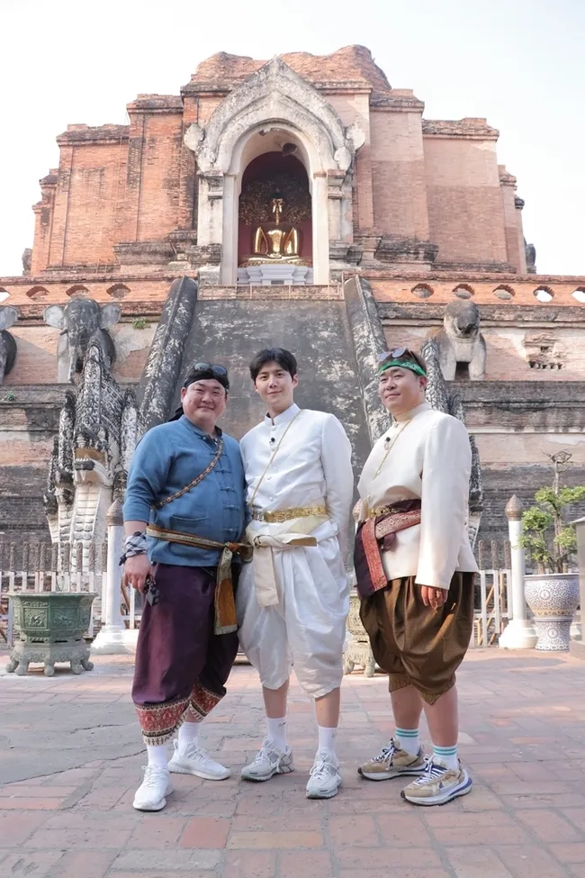 金宣虎（中）回歸綜藝節目，擔任《兩天一夜4》隊友文世潤（右）節目《吃吃看看的兄弟們2》的嘉賓。翻攝E Channel