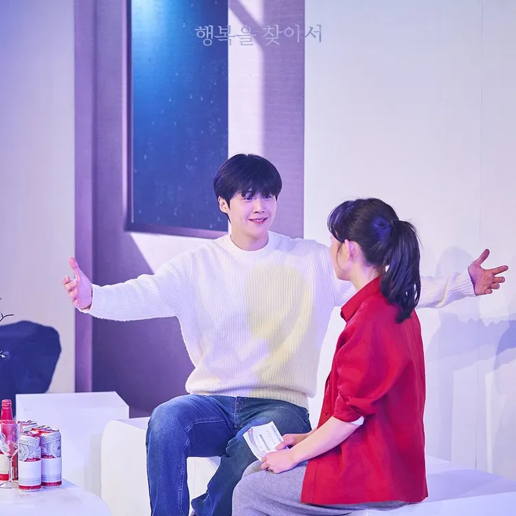 金宣虎（左）不忘初心，上月才結束舞台劇《尋找幸福》的演出。翻攝《尋找幸福》IG