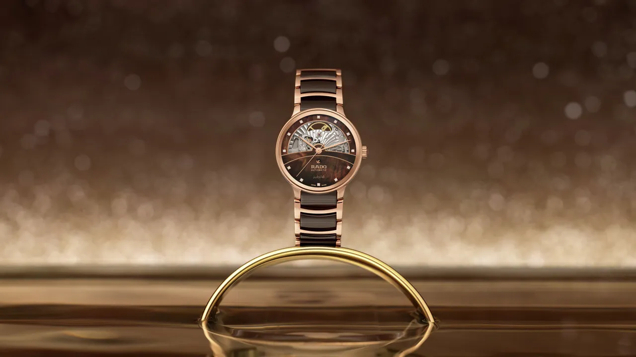 Rado Centrix晶萃系列高科技陶瓷鏤空自動腕錶，35mm，拋光玫瑰金色PVD塗層不銹鋼錶殼，深棕色珍珠母貝錶面（錶面12顆美鑽），拋光玫瑰金色PVD塗層不銹鋼錶帶，R734機芯，動力儲存80小時，防水深度50米，10萬3100元。品牌提供
