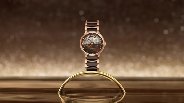 Rado Centrix晶萃系列高科技陶瓷鏤空自動腕錶，35mm，拋光玫瑰金色PVD塗層不銹鋼錶殼，深棕色珍珠母貝錶面（錶面12顆美鑽），拋光玫瑰金色PVD塗層不銹鋼錶帶，R734機芯，動力儲存80小時，防水深度50米，10萬3100元。品牌提供