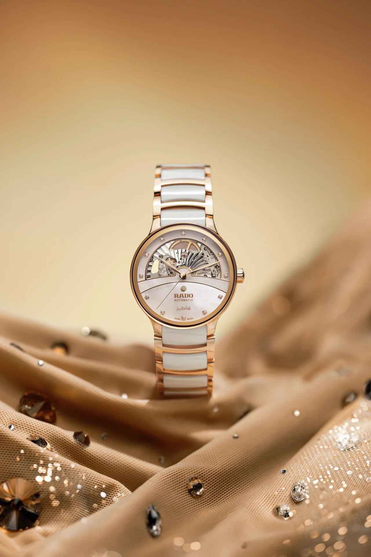 Rado Centrix晶萃系列高科技陶瓷鏤空自動腕錶，35mm，拋光玫瑰金色PVD塗層不銹鋼錶殼，白色珍珠母貝錶面（錶面12顆美鑽），拋光玫瑰金色PVD塗層不銹鋼錶帶，R734機芯，動力儲存80小時，防水深度50米，10萬3100元。品牌提供