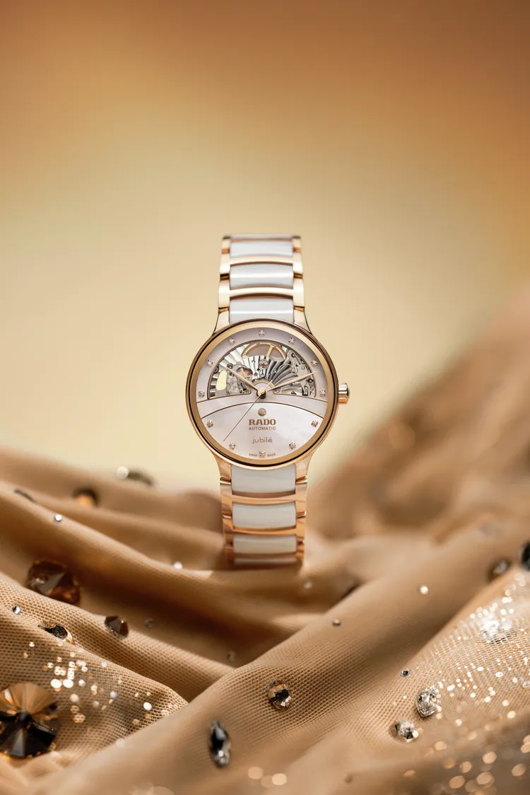 Rado Centrix晶萃系列高科技陶瓷鏤空自動腕錶，35mm，拋光玫瑰金色PVD塗層不銹鋼錶殼，白色珍珠母貝錶面（錶面12顆美鑽），拋光玫瑰金色PVD塗層不銹鋼錶帶，R734機芯，動力儲存80小時，防水深度50米，10萬3100元。品牌提供