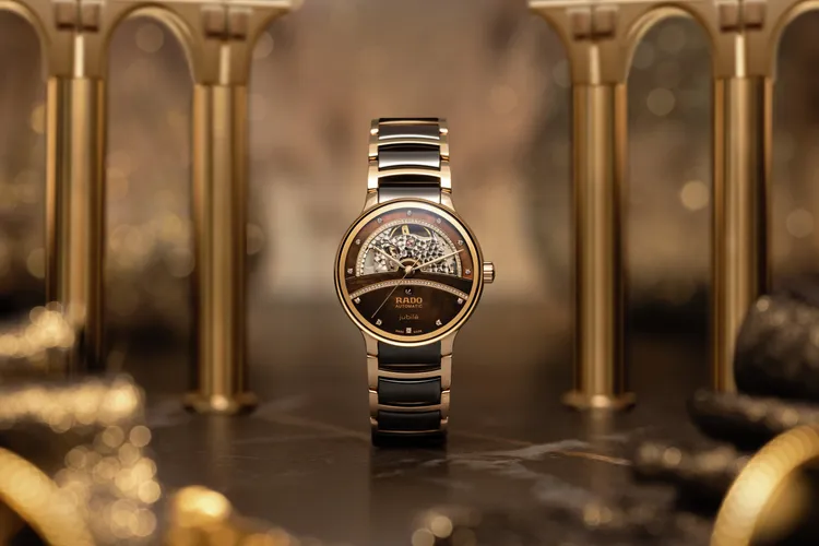 Rado Centrix晶萃系列高科技陶瓷鏤空自動腕錶，35mm，拋光玫瑰金色PVD塗層不銹鋼錶殼，深棕色珍珠母貝錶面（錶面12顆、錶橋86顆美鑽），拋光玫瑰金色PVD塗層不銹鋼錶帶，R734機芯，動力儲存80小時，防水深度50米，11萬9700元。品牌提供