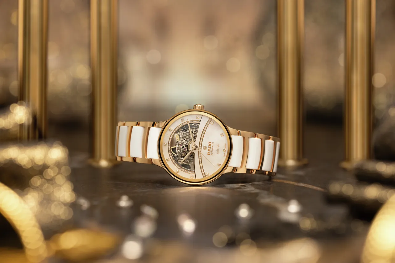 Rado Centrix晶萃系列高科技陶瓷鏤空自動腕錶，35mm，拋光玫瑰金色PVD塗層不銹鋼錶殼，白色珍珠母貝錶面（錶面12顆、錶橋86顆美鑽），拋光玫瑰金色PVD塗層不銹鋼錶帶，R734機芯，動力儲存80小時，防水深度50米，11萬9700元。品牌提供
