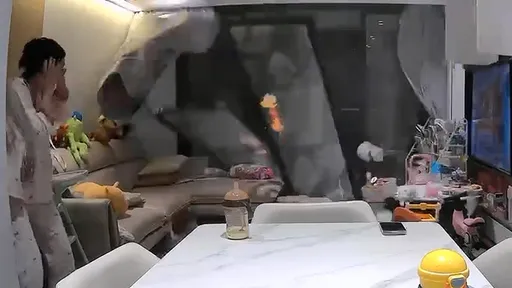 駭人影片|狂風「破門而入」颳垮陽台拉門 直接砸向客廳幼童