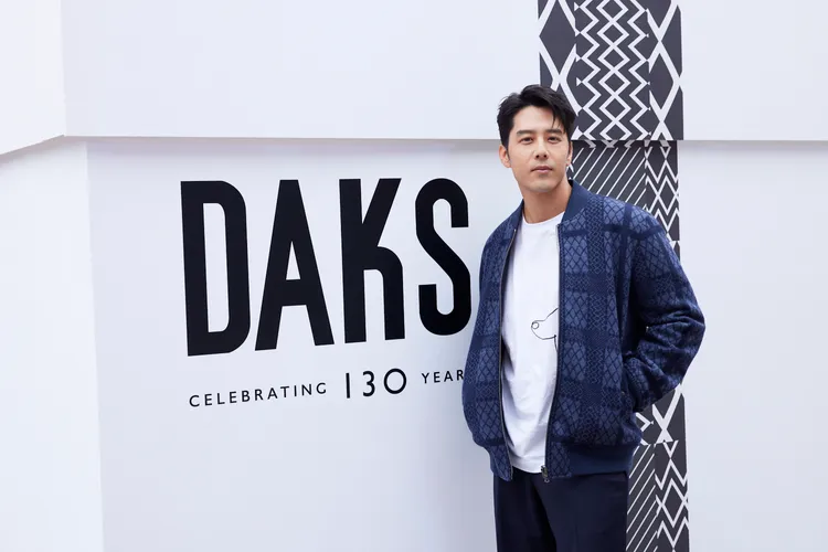 胡宇威演繹Geo Check外套搭配Slowboy臘腸狗白色T恤。品牌提供