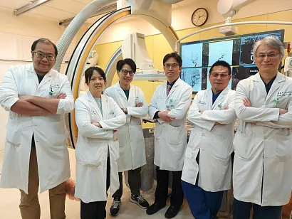 北醫附醫急診醫學科、重症醫學科、心臟外科、神經內科及影像醫學部跨團隊通力合作，讓病人兩個月內挺過兩次生死關卡。北醫附醫提供