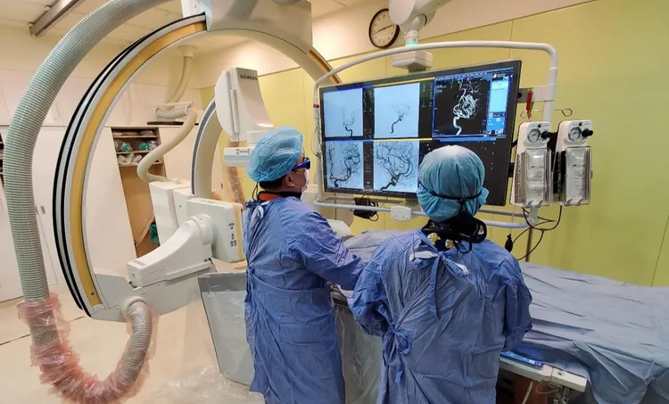 北醫附醫腦中風治療團隊每年啟動約100次，進行動脈取栓治療，血管打通率達 80%以上。北醫附醫提供