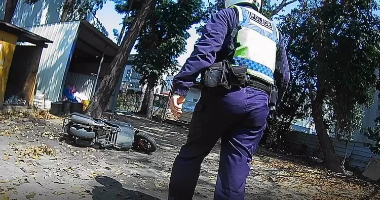 員警發現陳嫌摔車，人翻牆落跑。讀者提供