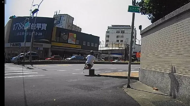 陳嫌紅燈右轉加速逃逸。讀者提供