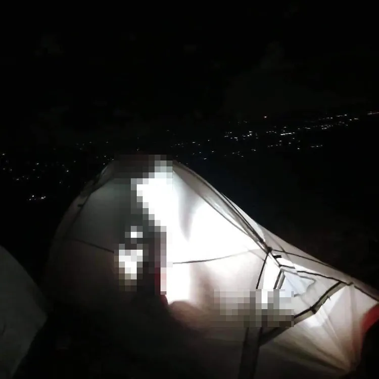 網路上瘋傳一組露營照，只見隔壁帳篷內疑似出現一對男女正在享受「魚水之歡」的畫面。翻攝《爆廢公社》社團