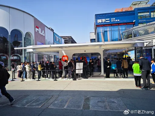 小米汽車周末單店賞車人潮近萬 試駕排到凌晨3點