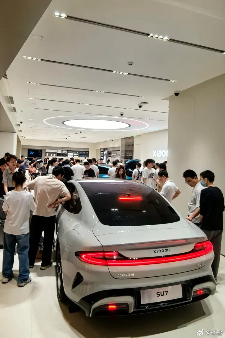 小米開賣電動汽車吸引大批年輕人前往門市一探究竟。