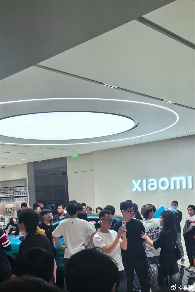深圳小米汽車門市人多到幾乎看不到小米新車。