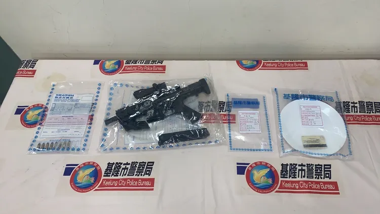 警方在行動中查獲槍枝與子彈。翻攝畫面