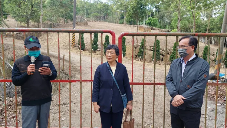 陳椒華(中)不信這些大規模土石裸露是整地農牧種植。環團提供