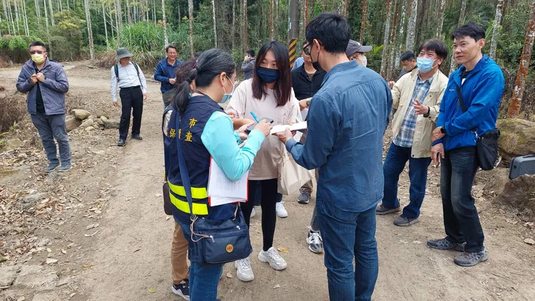 相關單位前往會勘。環團提供