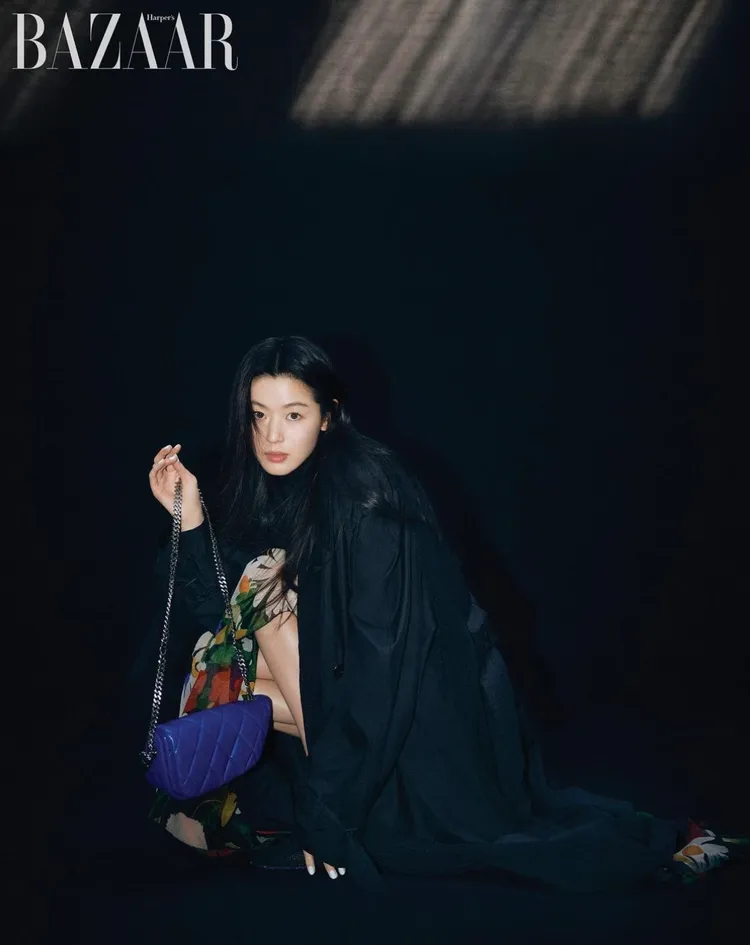 全智賢拍攝韓國時尚雜誌《Harper’s BAZAAR》封面大片。翻攝harpersbazaarkorea IG