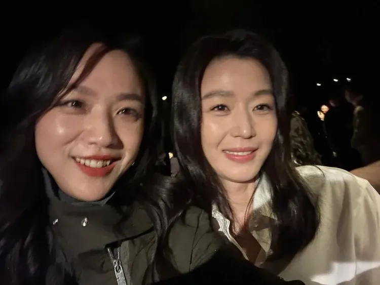 全智賢在倫敦時裝周上與湯唯開心自拍合影。翻攝湯唯IG