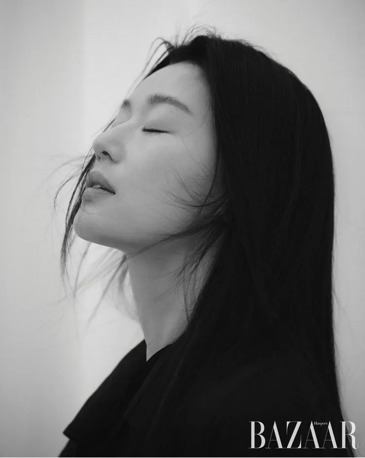 全智賢秀出絕美側顏。翻攝harpersbazaarkorea IG