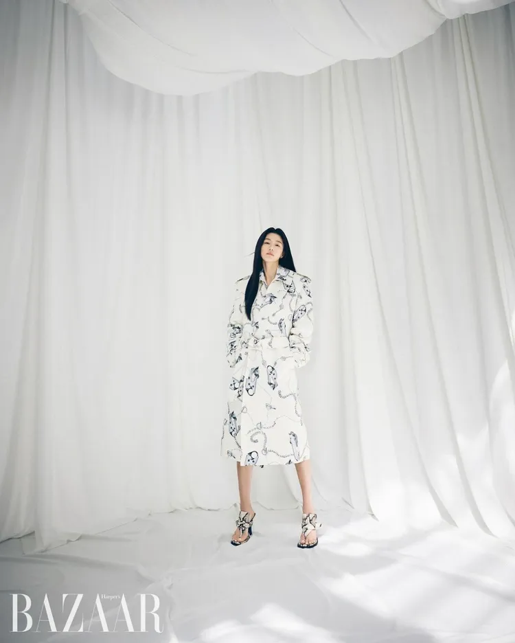 換上騎士扣環印花外套的全智賢相當有氣勢。翻攝harpersbazaarkorea IG