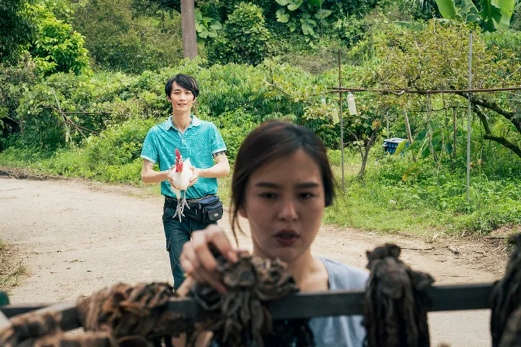 李英宏直男發言惹怒劉品言慘遭酸菜洗禮。伯樂影業提供