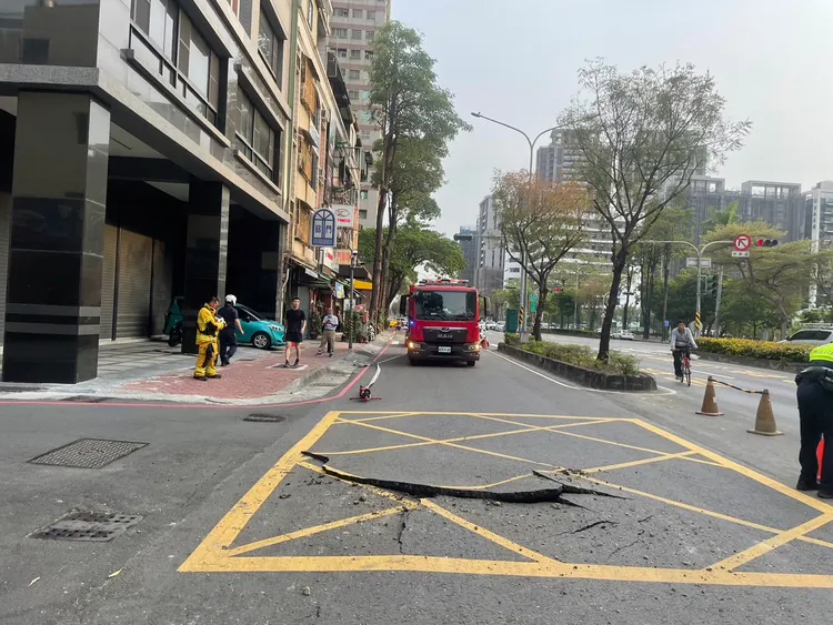 消防局派員警戒。警方提供