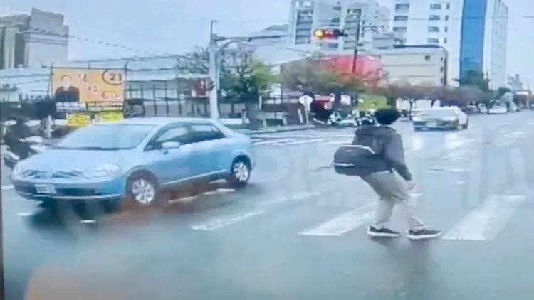 路人驚險閃過，警車立即攔查。取自黑色豪門企業