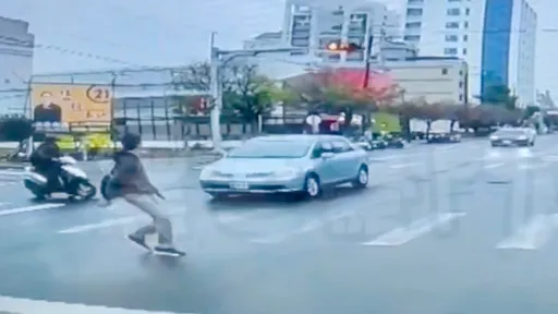 台中阿伯闖紅燈險撞行人　警車在後面！秒領2張紅單挨罰8700元