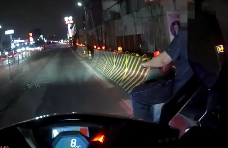 警方攔查違規騎士。翻攝畫面