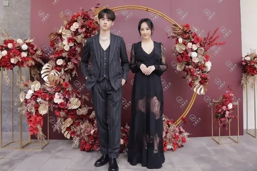 來跟名媛學穿搭!關穎黑禮服搭縷空罩衫小露性感