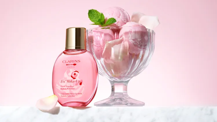 玫瑰精萃定妝噴霧玫瑰雪酪，兼顧定妝與保濕通能，含有有機蘆薈萃取與植萃配方，50ml／1250元。品牌提供