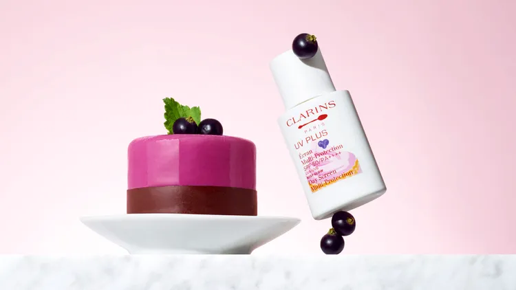 輕呼吸全效UV隔離露（Baby粉） #黑醋栗藍莓塔，擁有特殊的濾光配方，30ml／1900元。品牌提供 