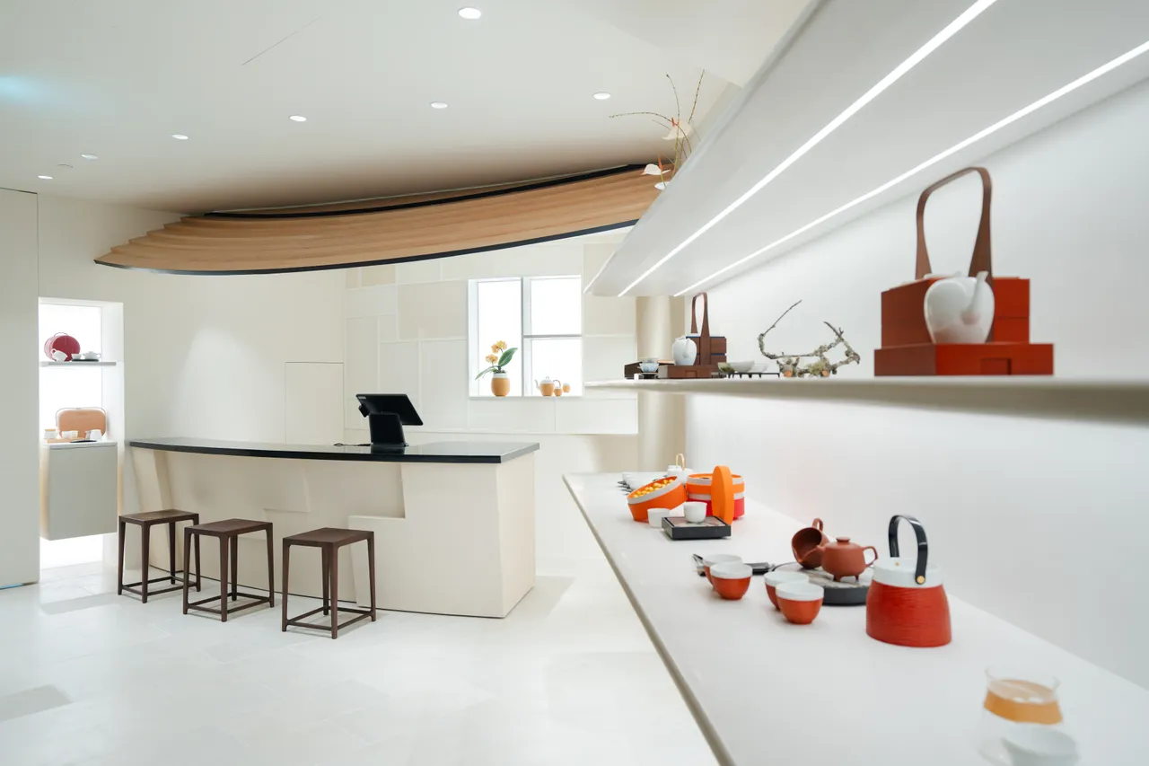 全新店铺在极简主义风格中融入水彩色调、天然石材与木材等元素。品牌提供