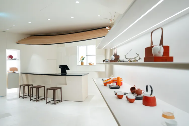 全新店鋪在極簡主義風格中融入水彩色調、天然石材與木材等元素。品牌提供