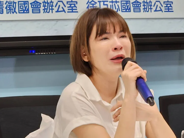 陳沂遇襲後，召開記者會哭訴譴責暴力。資料照片