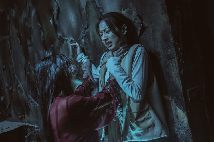 陳妤（右）在《鬼天廈》遭紅衣女鬼鎖喉。華映娛樂提供
