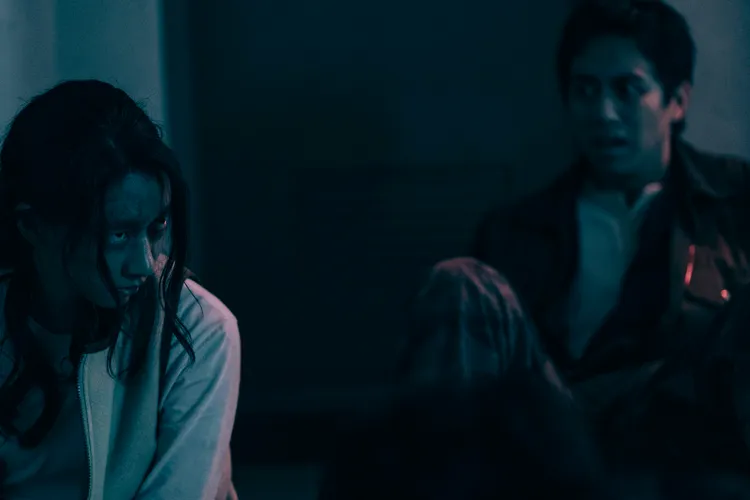 陳妤（左）在《鬼天廈》被附身的中邪模樣。華映娛樂提供