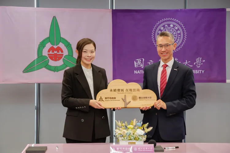 虹安致贈清華大學以回收材質製成、象徵永續的合作意向牌。新竹市府提供