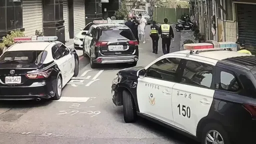 男駕車紅線違停巷口又鬼祟 警查緝他秒舉雙手投降