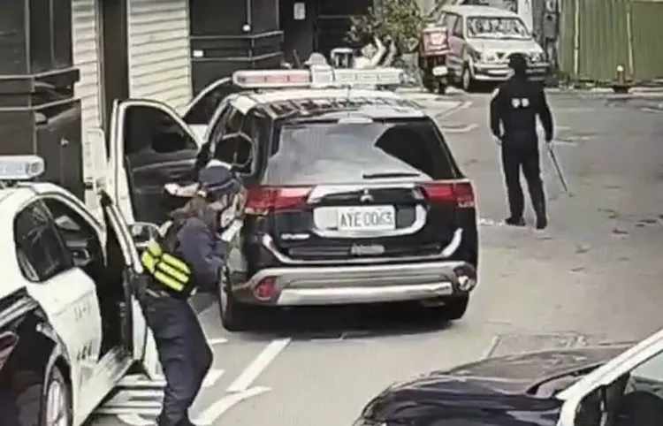 范姓通緝犯(上)舉雙手投降。第一分局提供