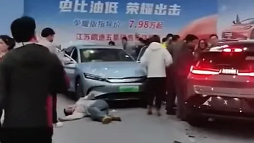 現場片!車展電動車突然「復活」暴衝撞傷5人 主辦單位:沒事兒、只是小事故