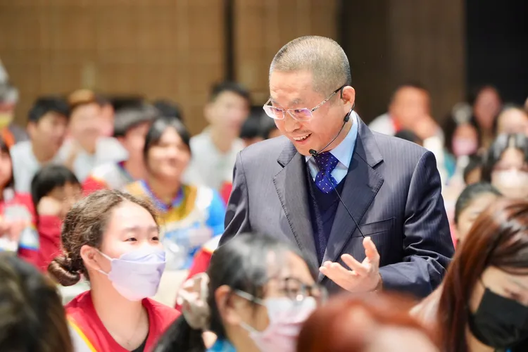 執行長蔡高忠勉勵孩子。靈鷲山提供