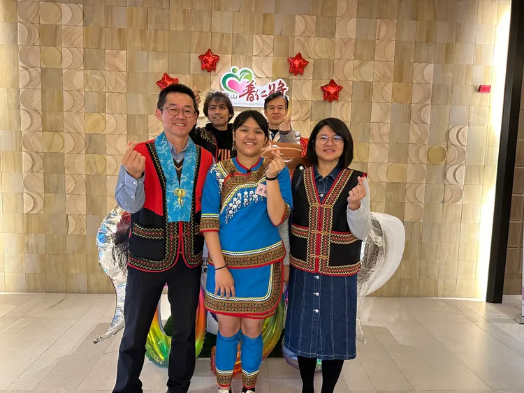 桃源國中的吳諼（中）在典禮上表演精彩的布農族歌舞。靈鷲山提供