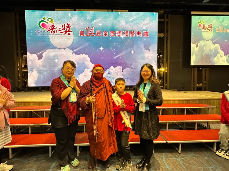 就讀澎湖縣望安鄉花嶼國小的高翊庭（右2），具高度服務熱忱，主動清理村子颱風過境後的垃圾，深受里長讚賞。