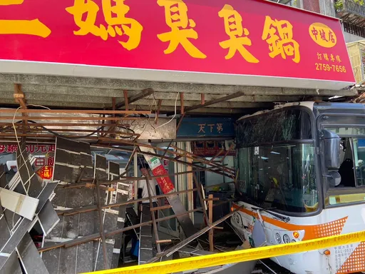北市公車撞進三媽臭臭鍋卡住 2行人受傷